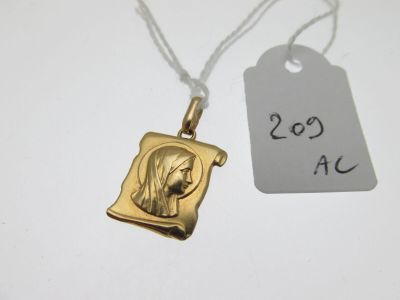 une photo d'un collier en or orné d'une image de Jésus