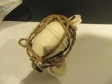 un objet blanc entouré d'une corde, posé sur un comptoir