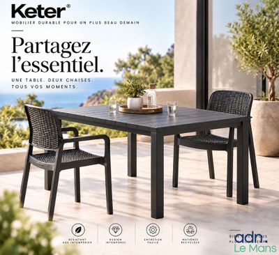 une table et des chaises noires sur une terrasse avec vue sur l'océan