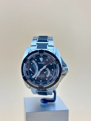 une montre posée sur une boîte