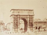 une photo en noir et blanc d'une vieille photo représentant une arche