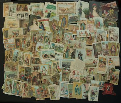 beaucoup de vieilles cartes postales sur la table