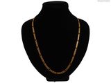 un collier à chaîne en or sur le cou d'un mannequin
