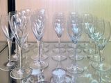 de nombreux verres à vin posés sur une table en verre