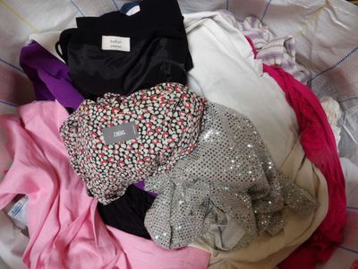 une pile de vêtements sur un lit