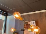 une lampe suspendue au plafond de la pièce