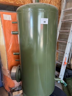 un grand réservoir vert posé sur une table