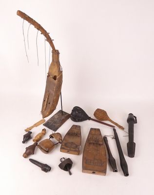un grand nombre d'outils posés sur le sol