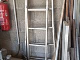 une borne d'incendie et une échelle dans un garage