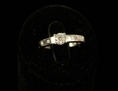 GAREL Paris. Bague en or gris 18 K (750) sertie d'un diamant…