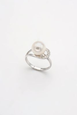 bague en perles blanches et diamants sur fond blanc