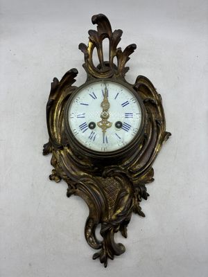 une horloge accrochée au mur sur le mur