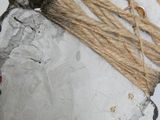 une personne tenant une boule faite de papier et de ficelle