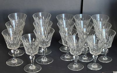 six verres à vin posés sur une table, sur fond noir