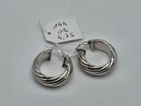 paire de boucles d'oreilles créoles en argent sur fond blanc, avec une étiquette de prix