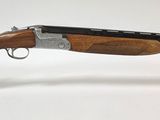 un gros plan d'un fusil au canon en bois posé sur un socle transparent