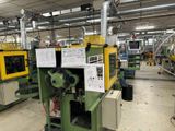 une machine qui se trouve au milieu d'une usine