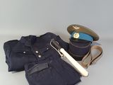 un uniforme et un chapeau posés sur une table blanche