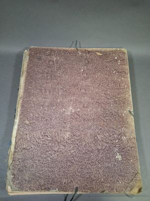 un vieux livre posé sur une table couverte de terre