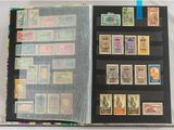 un livre ouvert avec des timbres, posé sur une table