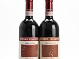 deux bouteilles de vin rouge posées l'une à côté de l'autre sur une surface blanche