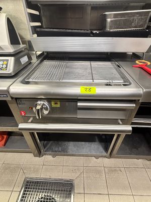 un barbecue posé au milieu d'une cuisine