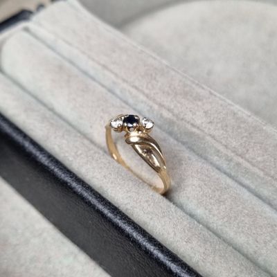 une bague en or sertie d'une pierre noire