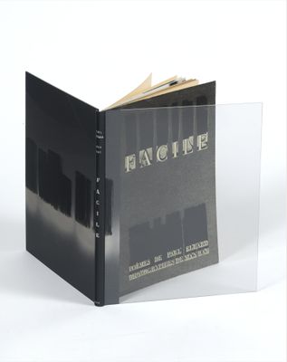 un livre ouvert sur une surface blanche