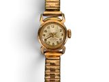 une image d'une montre-bracelet en or sur fond blanc
