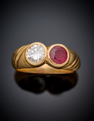 gros plan d'une bague en or avec deux rubis