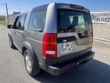 une camionnette argentée garée sur le bord de la route