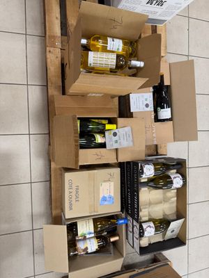 de nombreux cartons et bouteilles de vin accrochés au mur