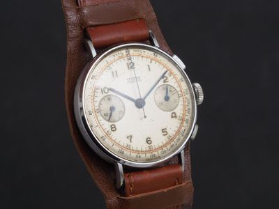 gros plan d'une montre-bracelet avec un bracelet en cuir marron