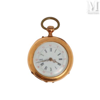 une montre de poche en or avec des chiffres romains sur le cadran