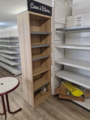 des rayons vides dans un magasin, sur lesquels se trouvent des articles vides