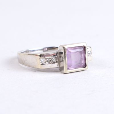 Bague en or gris (750/00) ornée d'une améthyste et de six pe…