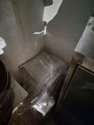 une poubelle posée à côté des toilettes dans une salle de bains