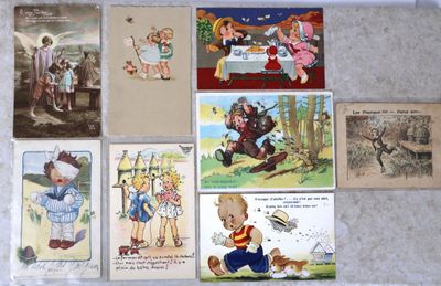 Plusieurs cartes postales d'enfants sont disposées en rangée sur une table
