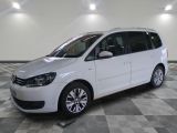 la camionnette blanche est garée sur un sol en damier dans le garage
