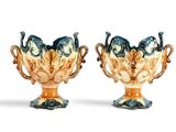 deux vases posés côte à côte sur une surface blanche