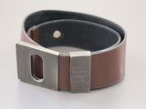 ceinture en cuir avec boucle métallique sur fond blanc
