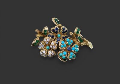 MAUBOUSSIN Paris. Broche en or jaune 18K figurant une branche fle