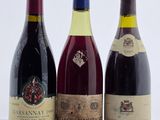 trois bouteilles de vin sont alignées sur une table