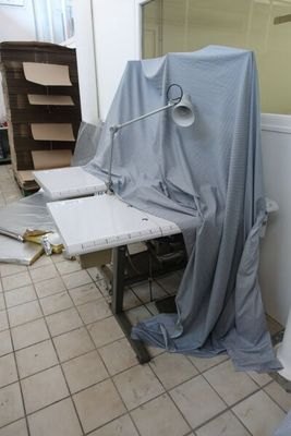 une image représentant une pièce dans laquelle se trouvent une table et une chaise