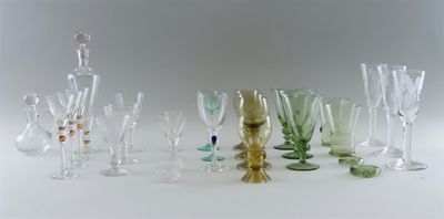 un grand nombre de verres à vin posés sur une table