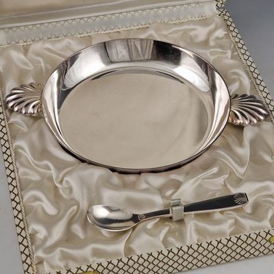 un plateau en argent sur lequel se trouvent une cuillère et une fourchette