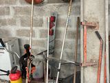 un tas d'outils posés par terre dans un garage