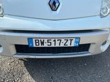 l'avant d'une voiture blanche munie d'une plaque d'immatriculation
