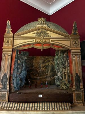 une petite scène sur laquelle se trouvent les statues d'un homme et d'une femme
