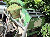 un vélo garé à côté d'un camion